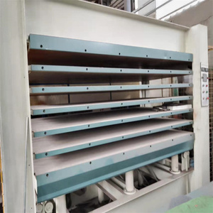 Nouvelle machine à chantourner à cycle court certifiée CE, haute productivité, marque MKW, pour le laminage de panneaux mélaminés - Product Image 6