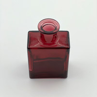 Bouteille diffuseur de parfum en verre rectangulaire vide, rouge givré mat, avec estampage à chaud et impression sérigraphiée, et bouchon en liège