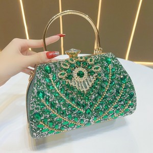 Pochette verte ornée de cristaux avec cadre doré et anse en anneau pour soirée - Product Image 1