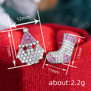 Boucles d'oreilles asymétriques Père Noël et chaussette pour femmes, design de Noël - Product Image 4