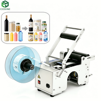 Machine d'étiquetage semi-automatique de bureau compacte pour l'application d'étiquettes sur bouteilles, idéale pour les petits lots d'emballage