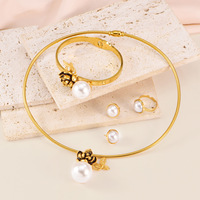 Ensemble en acier inoxydable, design élégant et tendance, collier à fleurs et perles, ensemble boucles d'oreilles et bague