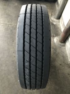 Nouveaux pneus de camion radiaux sans chambre à air 315/80R22.5 pour usage intensif |   Remplacement à des prix compétitifs - Product Image 1
