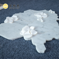 Mosaïque en marbre blanc superposé, découpe jet d'eau, motif floral 3D, Thassos et Carrara, pour mur d'accentuation et intérieurs haut de gamme