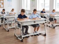 Ensemble de bureau et chaise scolaire réglable 2 places pour projets en classe, plateau en MDF de 18 mm avec fentes pour stylos et crochets pour sacs