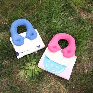 เสื่อปิกนิกพับได้แบบพกพา กันน้ำ กันความชื้น ผ้ากำมะหยี่พิมพ์ลายโลโก้  พร้อมแผ่นรองกันลื่น - Product Image 1