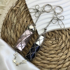 พวงกุญแจกระเป๋าตาข่ายสแตนเลสสตีลสุดหรูอเนกประสงค์ พร้อมจี้ตัวอักษร 26 ตัวแบบใหม่ยอดนิยมสำหรับตกแต่งกระเป๋าเป้ - Product Image 3