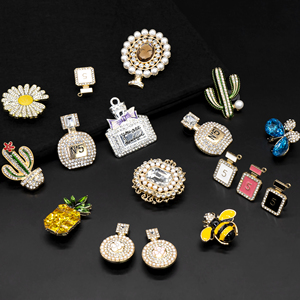 Pop Creatief Ontwerp Zoete Multicolor Luxe Decor Klompen Onderdelen 3d Acryl Metalen Gouden Hanger Ambachten Kristallen Parel Schoen Bedels Clip - Product Image 2