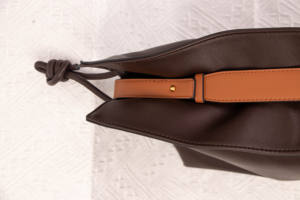 Sac de selle mat en cuir de vachette style britannique |   Mode Hiver Automne Grande Capacité Polyvalent Élégant |   Bonbons à double couche avec fermeture éclair - Product Image 6