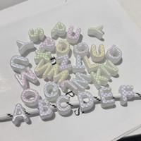 Perles acryliques colorées imprimées en grille avec 26 lettres, à grand trou, pour la fabrication de bijoux et l'artisanat de porte-clés