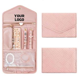 Estuche Organizador de Joyas de Viaje Plegable y Portátil para Mujer, en Terciopelo Acolchado y Gamuza - Product Image 1