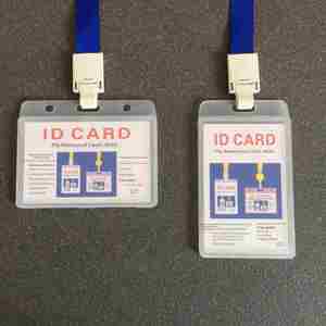 Porta Tarjetas de Identificación de Plástico Impermeables al por Mayor con Cordones - Fundas Verticales para Tarjetas de Identificación para Empleados, Estudiantes, Trabajo y Exposiciones - Product Image 1
