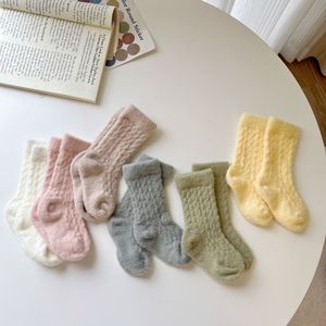 Recién llegado de invierno, a media pantorrilla <span class=keywords><strong>calcetines</strong></span> gruesos <span class=keywords><strong>para</strong></span> bebés y cálidos, <span class=keywords><strong>calcetines</strong></span> <span class=keywords><strong>para</strong></span> niños de Color sólido de punto con cable, <span class=keywords><strong>calcetines</strong></span> <span class=keywords><strong>para</strong></span> <span class=keywords><strong>dormir</strong></span> en casa - Product Image 1