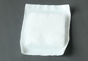 ضمادات طبية معقمة غير سامة وغير أيونية وغير مسببة للحساسية، ماصة للسوائل، مصنوعة من القطن 100٪ غير المنسوج، مربعة الشكل، من الفئة الأولى بشهادة CE - Product Image 2