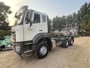Camion tracteur logistique d'occasion Sinotruk Euro2 Diesel 6X4 à conduite à gauche HOWO 10 roues, capacité de charge 21-30T, 371 ch, caméra arrière 360° - Product Image 5