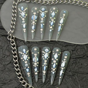 Uñas postizas acrílicas hechas a mano al por mayor, suministro a granel, cuadradas, de cobertura completa, con diseño de diamantes de imitación en forma de gota de agua. - Product Image 1