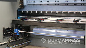 مكبس ثني الصفائح سهل الاستخدام بقوة 135 طن مع شاشة لمس DA53TX وحساب الزوايا لبرمجة الأجزاء بشكل مبسط - Product Image 4