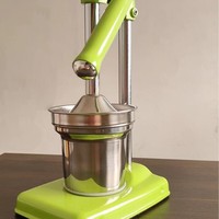 Presse-agrumes manuel en acier inoxydable à long manche en stock Presse-agrumes à manivelle durable pour la maison Petit fabricant de jus Citron Orange Presse puissante