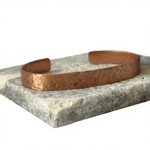 Bracelet manchette ouverte en cuivre pur martelé à la main, finition métal brut rustique, en cuivre massif, réglable, plat - Product Image 1
