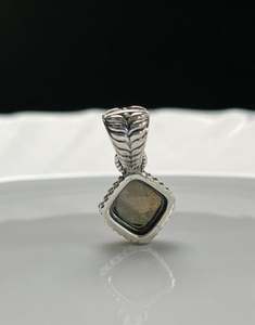 Pendentif en pierre de labradorite naturelle en argent sterling oxydé avec un élégant détail de tressage en forme de panier de style art déco - Product Image 5