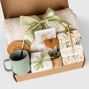 Set <span class=keywords><strong>Regalo</strong></span> <span class=keywords><strong>Personalizzato</strong></span> Artigianale con Coperta a Tema Girasole, Candela Profumata, Calzino, Tazza e Souvenir <span class=keywords><strong>per</strong></span> Donne e Amiche - Product Image 1