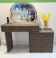 Table de maquillage haut de gamme en MDF avec lumières LED et miroir, intégrant un rangement de chevet pour les intérieurs de chambre parentale