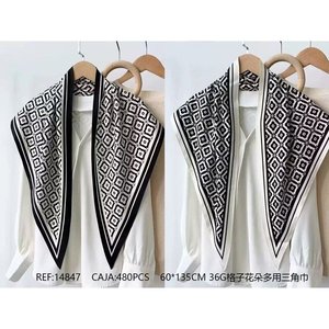 Sciarpa triangolare multiuso a quadri floreali 60x135cm 36G per donna, accessorio moda - Product Image 3