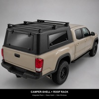 Capot de camion de style camping-car tout-terrain rigide avec porte arrière relevable en verre et fenêtres latérales, doté d'un porte-bagages de toit intégré
