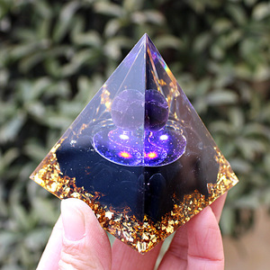 Ornement en résine époxy en forme de pyramide de cristal avec sphère d'améthyste de 6 cm, décoration de la maison, cadeau - Product Image 4