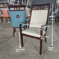 Fauteuil en bois massif de style nouveau avec dossier haut et couverture souple en cuir pour salle à manger à la maison et restaurant d'hôtel