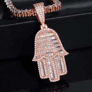 Prix de gros Pendentif Hamsa en argent 925 avec moissanite, style hip-hop, serti à griffes taille émeraude, 3 options de couleur, unisexe - Product Image 3