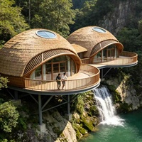 Villa tropicale avec toit en arche, façade entièrement vitrée, terrasse extérieure et piscine privée pour les complexes hôteliers