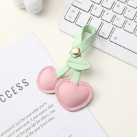Leren kersensleutelhanger, schattige fruit-tasbedel, minimalistische rugzakhanger, modieuze autosleutelring, dameskledingaccessoire.