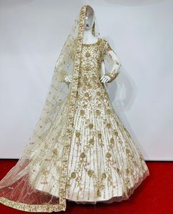 Robe de bal de mariée glamour pour adultes, Salwar entièrement cousu, en tulle évasé, orné de pierres Jarkan, avec dupatta et riches accents indiens - Product Image 3