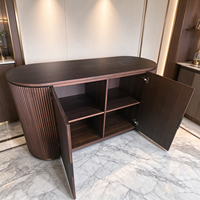 Buffet ovale cannelé en chêne rouge massif et contreplaqué avec placage chêne rouge, meuble de rangement pour salon, mobilier de maison