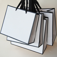 Sac en papier de luxe prêt à l'emploi avec poignée, pelliculage mat et type pliable pour l'emballage de vêtements et de chaussures