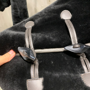 Veste Courte <span class=keywords><strong>Femme</strong></span> Noire en Peau de Mouton avec Boucle, <span class=keywords><strong>Capuche</strong></span> et Bordure en Cuir, Manteau d'Hiver - Product Image 4