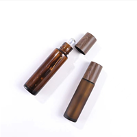 Flacons à bille cylindriques en verre ambré de 5 ml et 10 ml avec couvercle en bois, finition mate écologique, estampage doré pour parfum et huiles essentielles