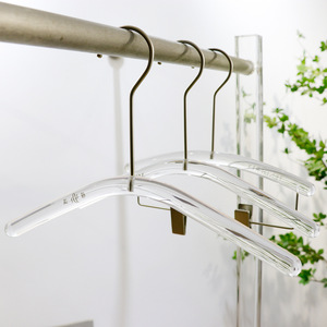 Perchas de acrílico transparentes para ropa de niños, perchas de plástico antideslizantes para niños pequeños, logotipo al por mayor. - Product Image 1