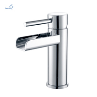 Grifo de lavabo de latón con salida en cascada y un solo manípulo Aquacubic para baño
