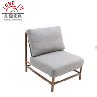 Chaise de loisirs de luxe moderne avec revêtement en velours et cadre en bois avec embouts en acier bronzé - Sièges pour salle à manger et extérieur, hôtels