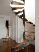 Escalier en colimaçon moderne en fer forgé, design gain de place pour petit appartement ou loft