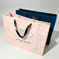 Sacs de shopping en papier d'art imprimés sur mesure de luxe OEM avec poignée en ruban, logo en feuille d'or, sacs fourre-tout pour vêtements, cosmétiques, boutiques