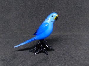 Bol en verre soufflé artisanal en forme de perroquet bleu, décoration animale, technique de lampwork, provenant du Rajasthan par Tiny Glass World - Product Image 5