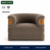 Canapé individuel de luxe sur mesure pour salon, couleur taupe, en velours haut de gamme, style Chesterfield olive.
