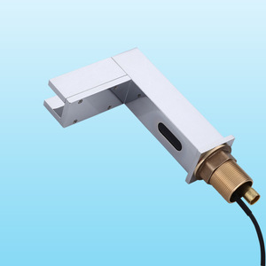 صنبور استشعار تلقائي بدون لمس مع إضاءة LED، مصنوع من السيراميك والنحاس الصلب بتشطيب كروم لحوض الحمام العصري - Product Image 5