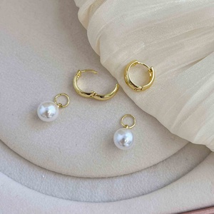 Pendientes de Botón de Cobre de Alta Gama con Diseño de Mariposa de Estilo Retro Francés, Chapados en Oro, con Colgante de Perla para Mujer - Product Image 3