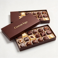 Boîte cadeau personnalisée en chocolat brun avec plateau à grille dorée et coupelles plissées pour pralines et truffes, vente en gros pour acheteurs en vrac