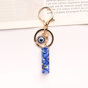 Vente en gros de cadeaux pompon œil <span class=keywords><strong>du</strong></span> <span class=keywords><strong>diable</strong></span> bleu en plastique conçu pour fille dame femmes charme 26 initiale lettre anglaise porte-clés - Product Image 6