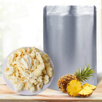 Natuurlijke, originele, zoete, gevriesdroogde ananas fruit snack, geconserveerde ananasblokjes